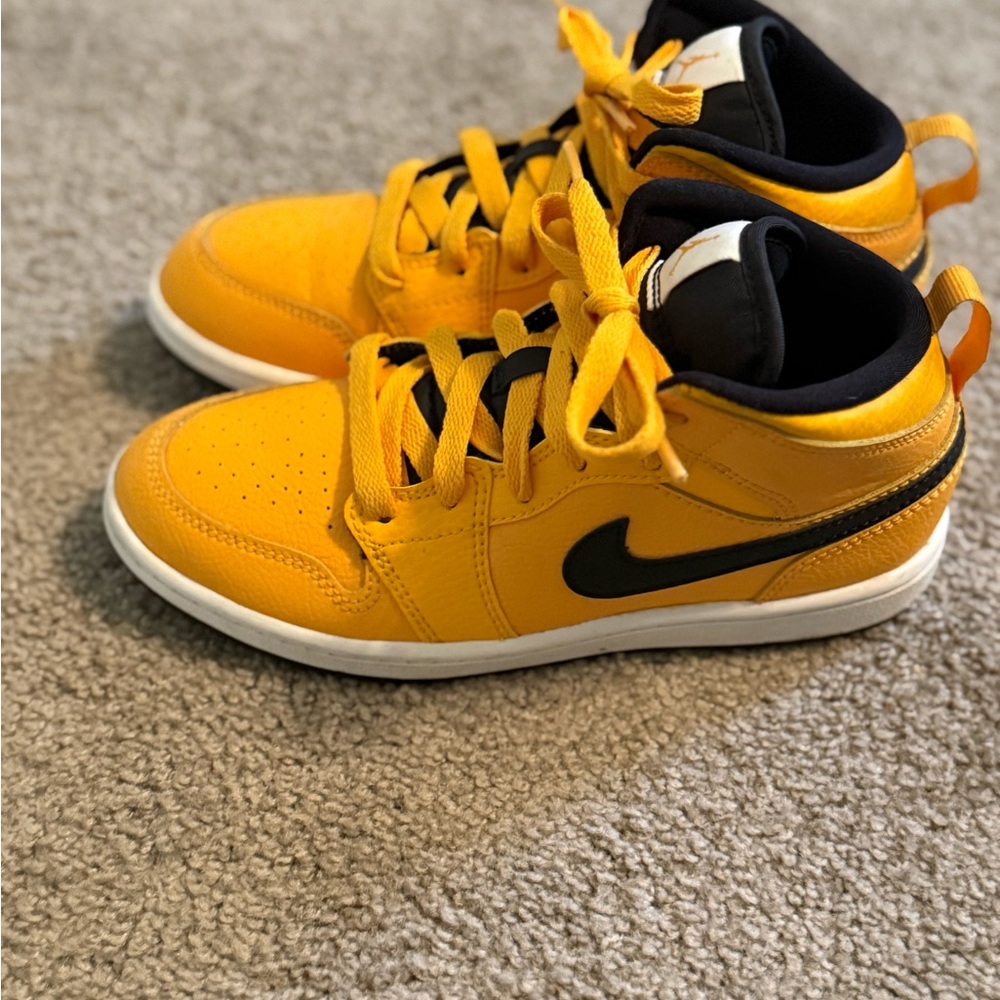 *NEW* Jordan Kids' Yellow / Gold and Black Sneakers - Picture 3 of 6